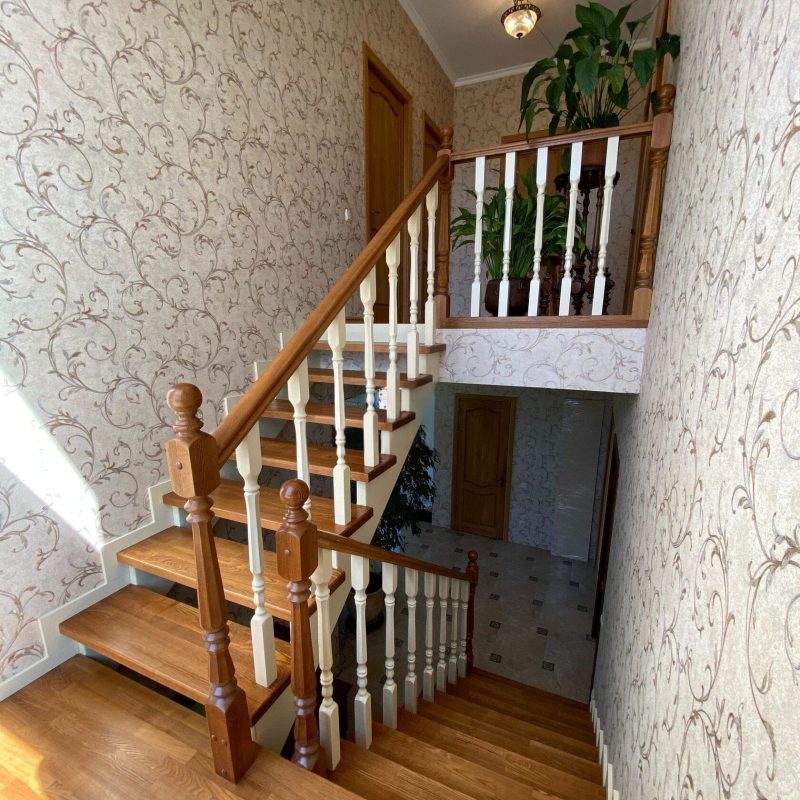 Poluotkrytaja-derevjannaja-lestnica-iz-jasenja-v-klassicheskom-stile-3.jpg