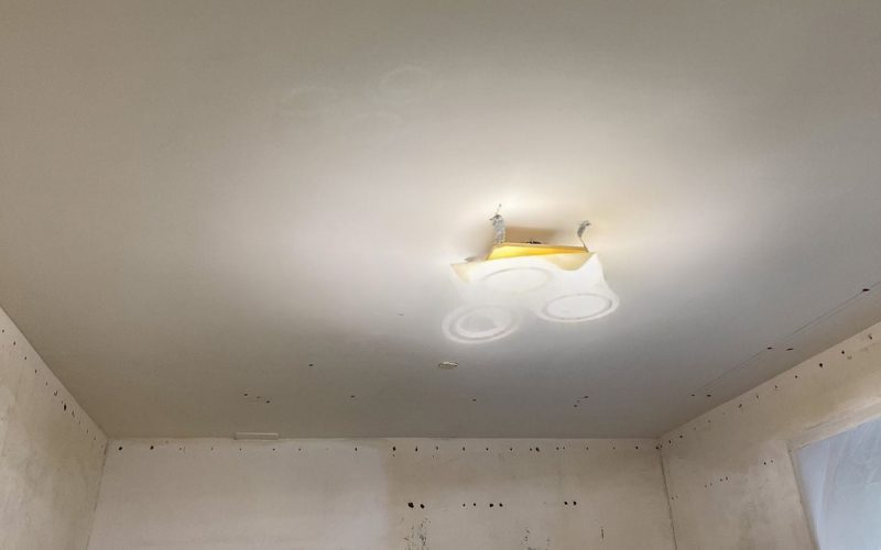 natyazhnoj-potolok-v-detskoj-matovyj-svetovye-linii-14.jpg