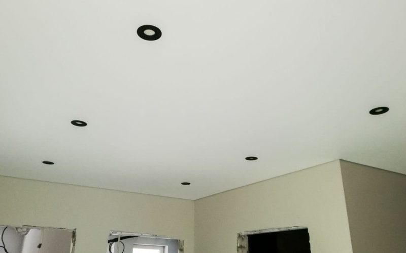 natyazhnoj-potolok-v-kvartire-matovyj-besshovnyj-34.jpg